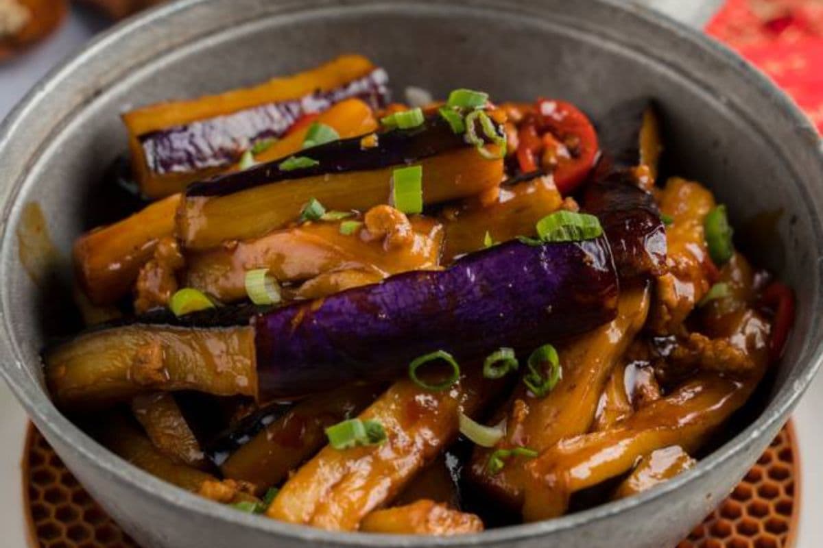 Eggplant and Minced Pork with Chili Sauce in Hot Pot