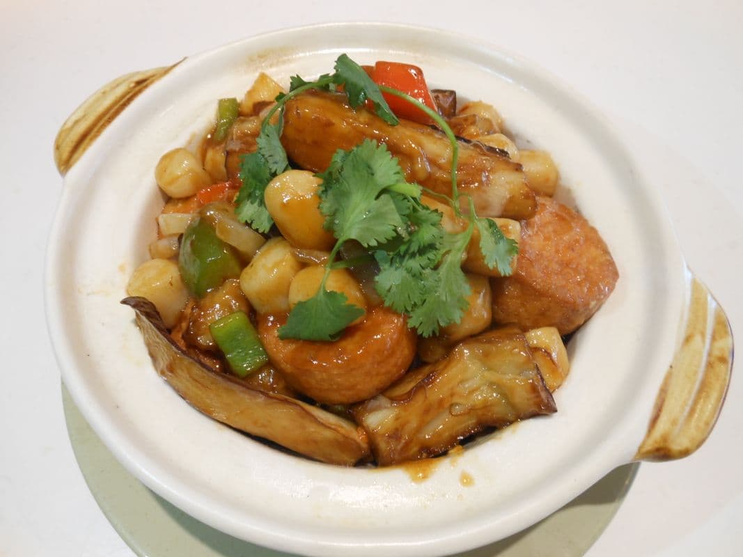 Braised Scallop with Egg Tofu and Eggplant in Spicy Bean Sauce 漁香三子煲