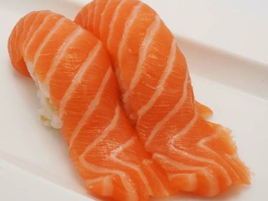 Salmon Sushi (2 pcs)