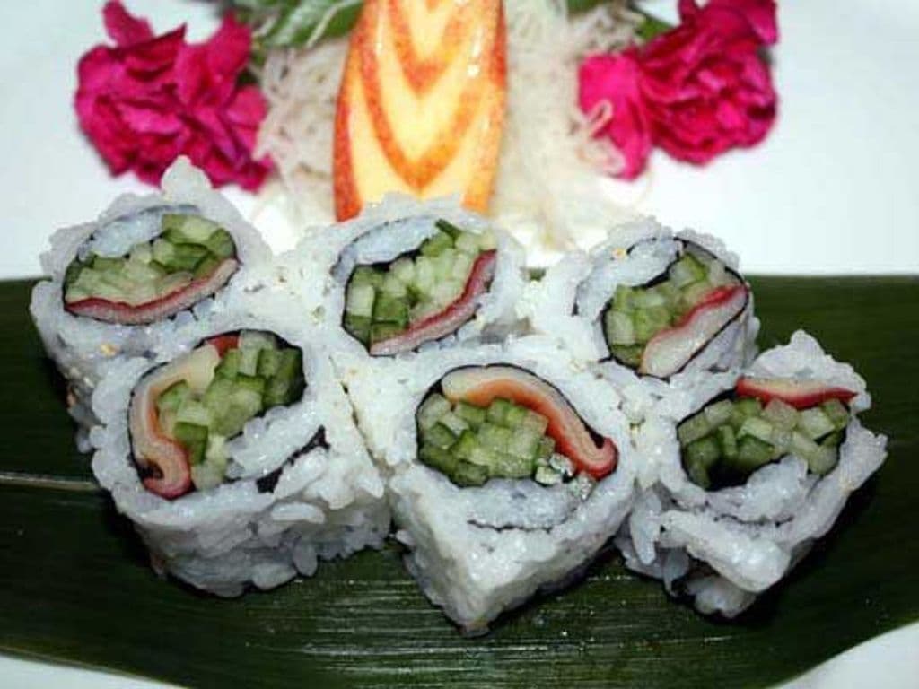 Cucumber Surf Clam Roll (6pcs)