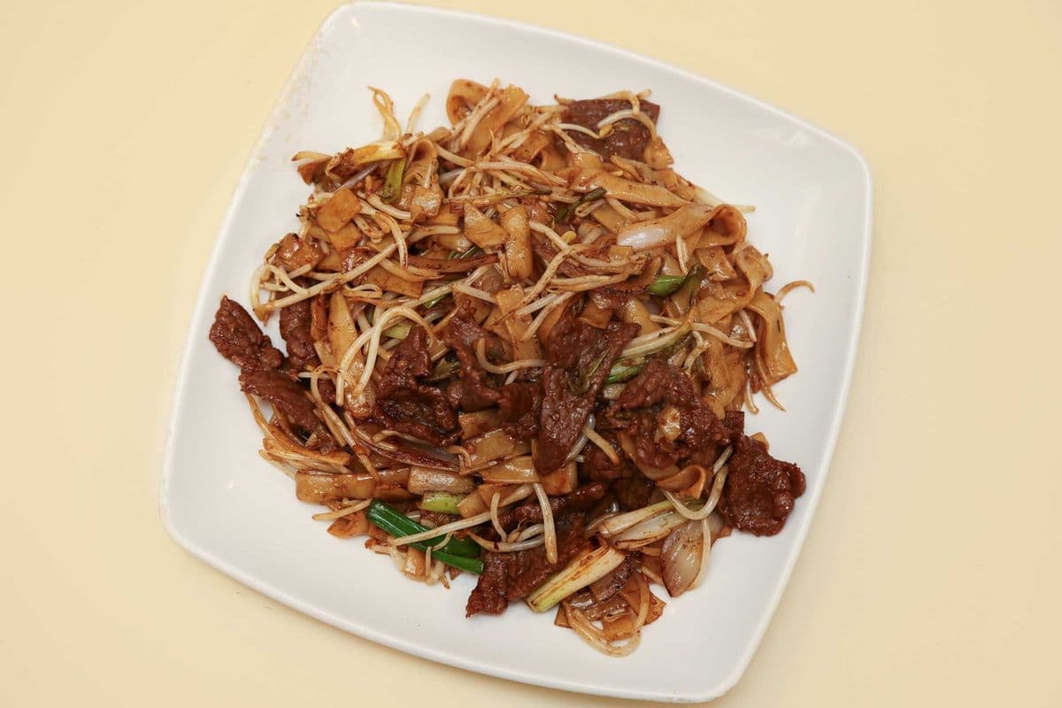 Pan Fried Rice Noodle with Sliced Beef 乾炒牛河
