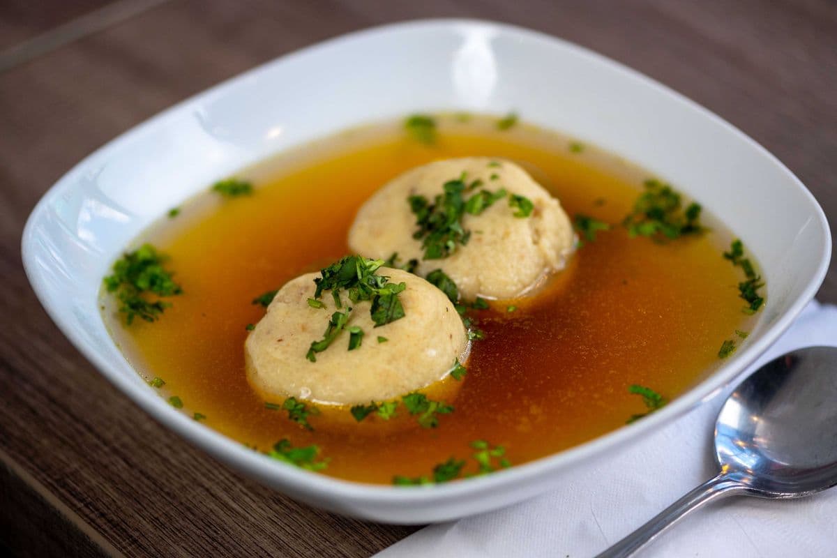 Matzah Ball Soup (16 oz)