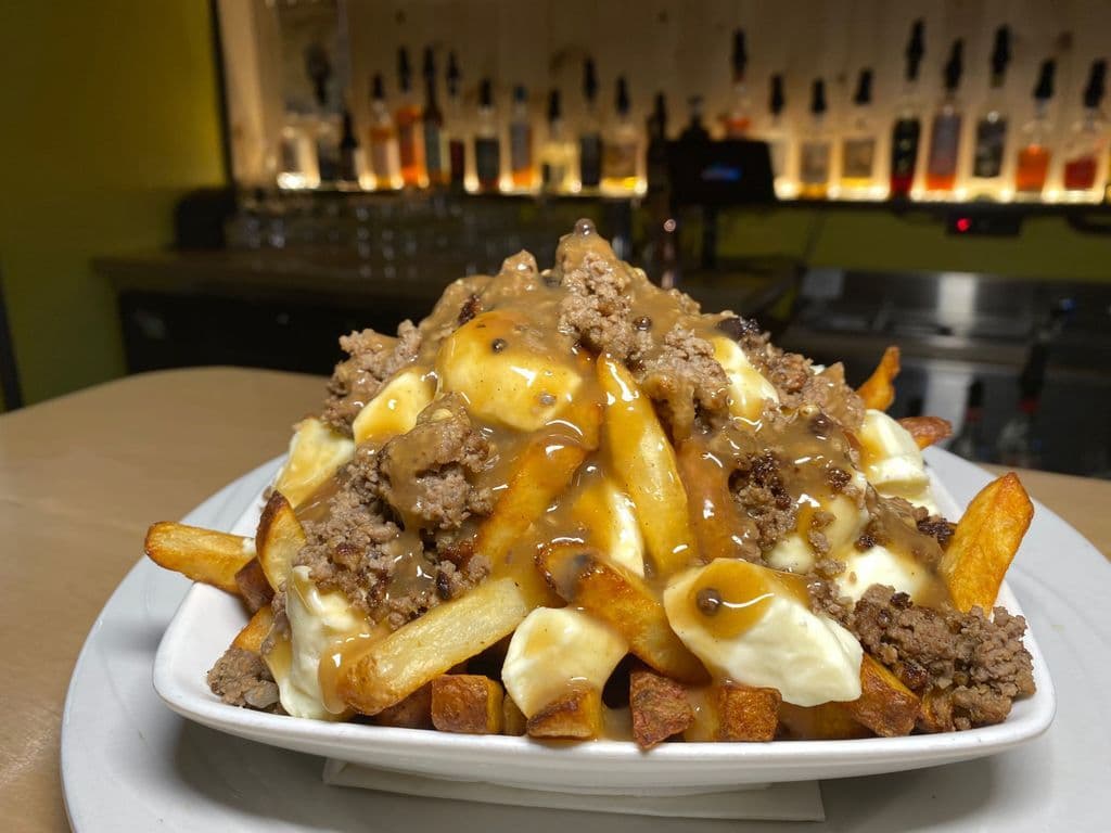 Poutine au boeuf haché et sauce cinq poivres / Ground-Beef and Five Pepper Sauce Poutine
