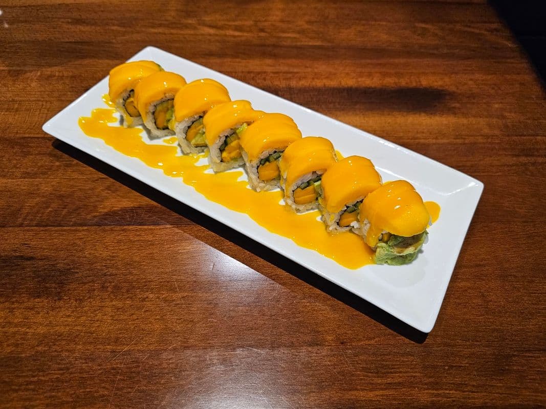 Special Mango Roll (8pcs)
