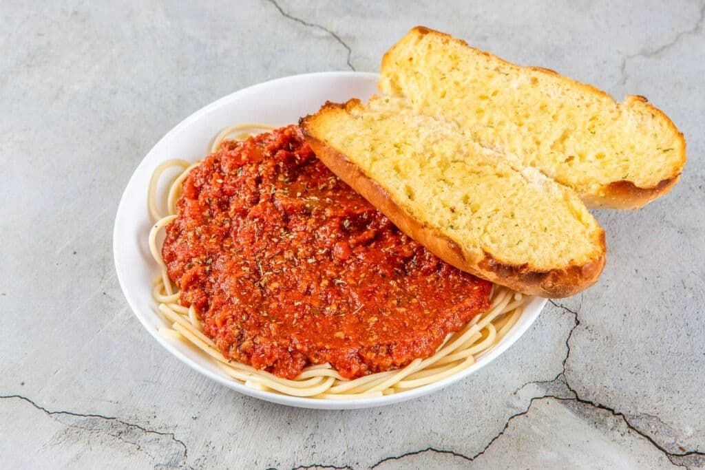 Spaghetti with Meat Sauce Pasta (includes garlic bread)