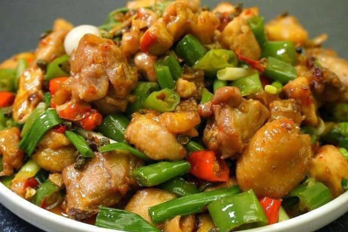青椒老姜炒仔鸡盖饭 Stir Fried Chicken with Green Pepper and Ginger Rice Bowl