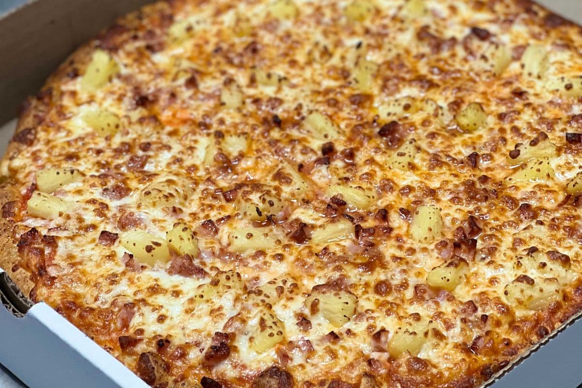 Medium Hawaiian Pizza