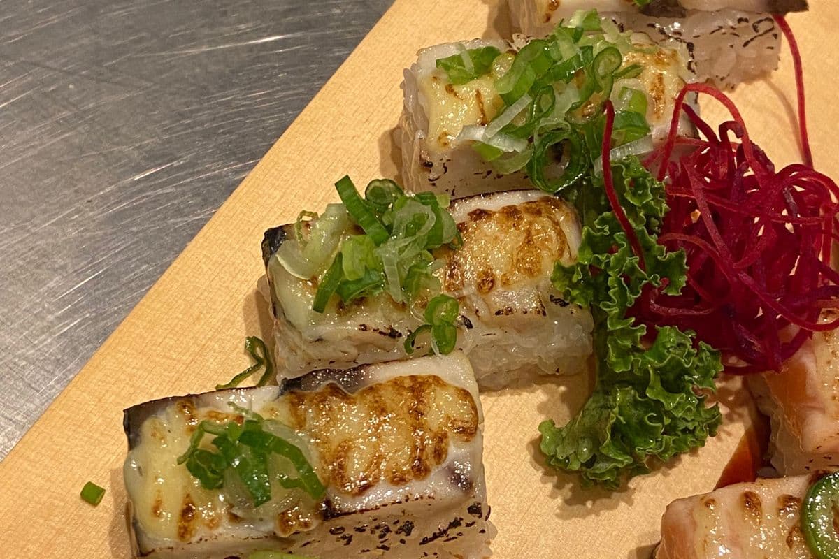 Saba Oshi with Green Onions (6pcs)