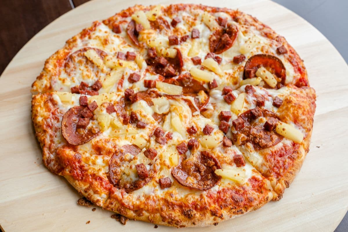Medium Hawaiian Pizza