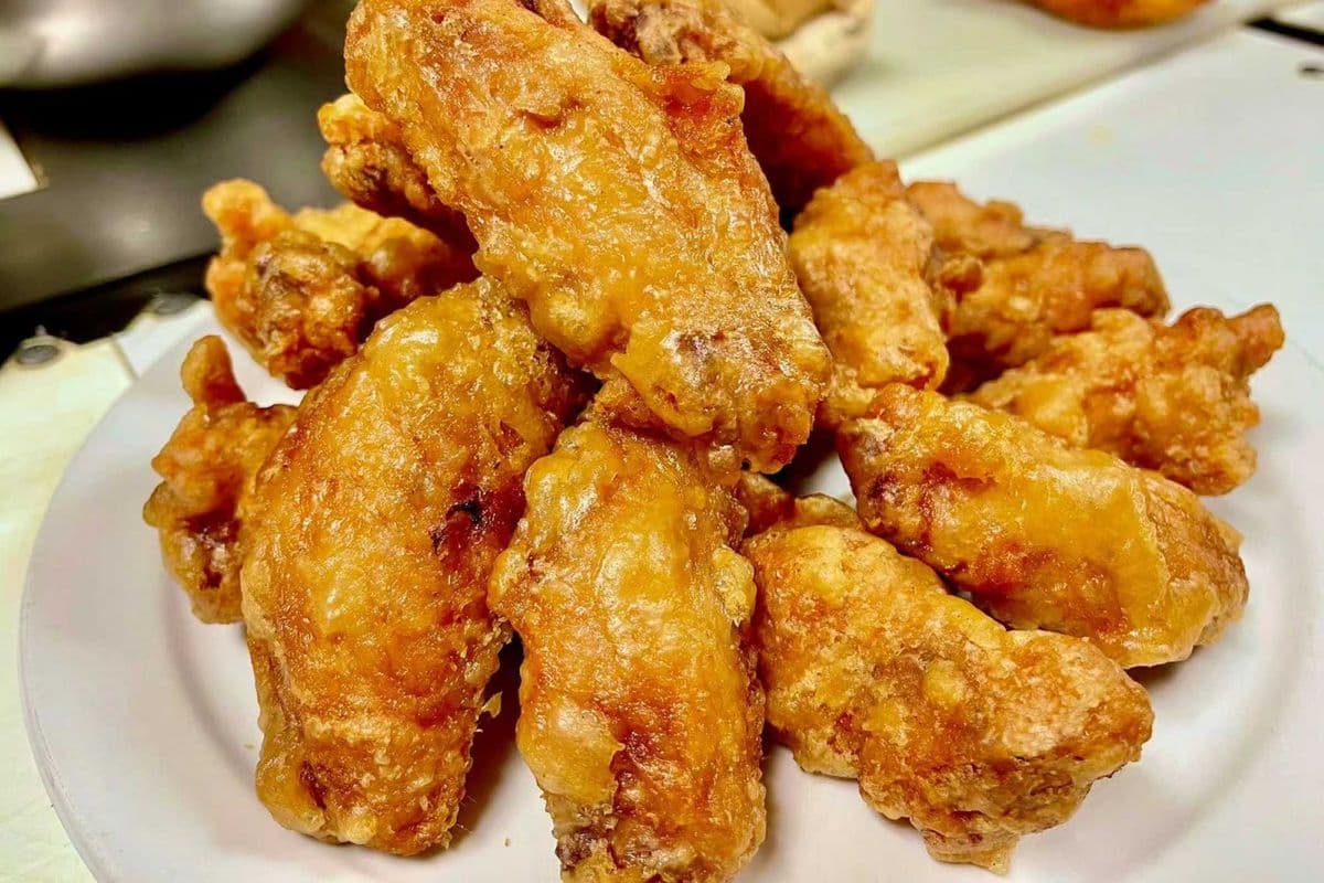 7. Deep Fried Chicken Wings with Chili Sauce (12)