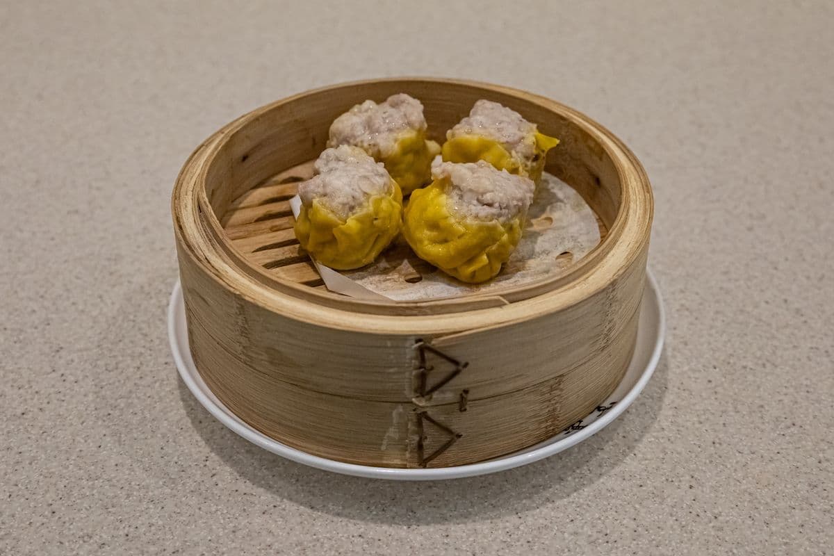 221. Steamed Pork Dumplings 魚子燒賣 (4 pcs)