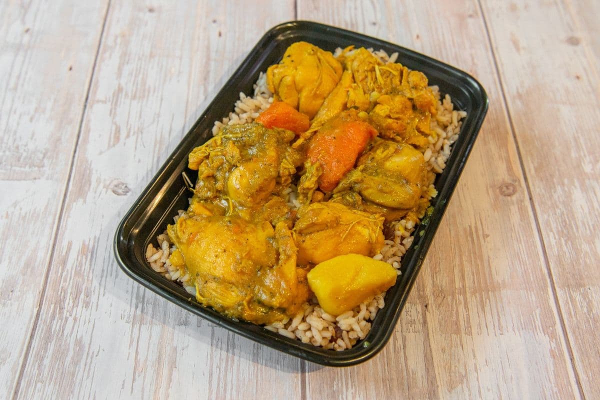 Curry Chicken with Rice and Peas (Boneless)