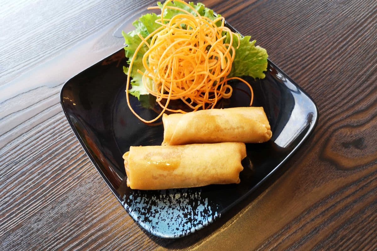 E04.Rouleaux impériaux (4 morceaux) - végé / E04. Egg Rolls (4 Pieces) - Veggie
