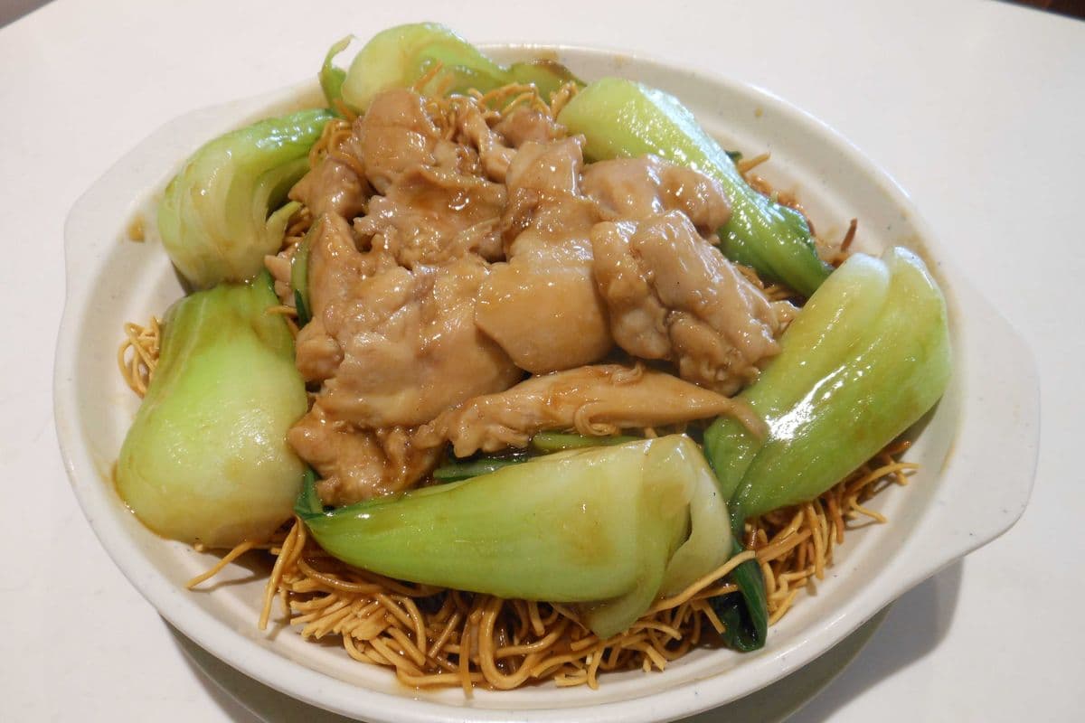 094 Chow Mein with Chicken and Vegetable 時菜雞球炒麵