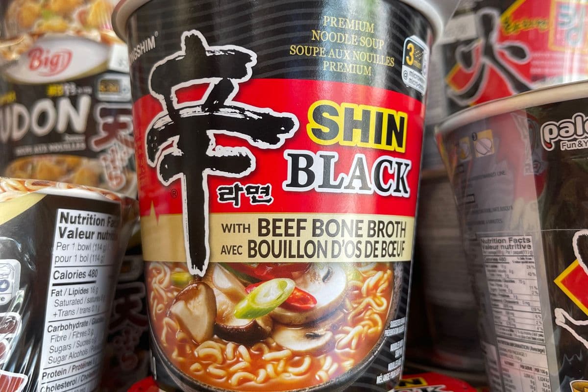 NONGSHIM Shin Black With Beef Bone Broth