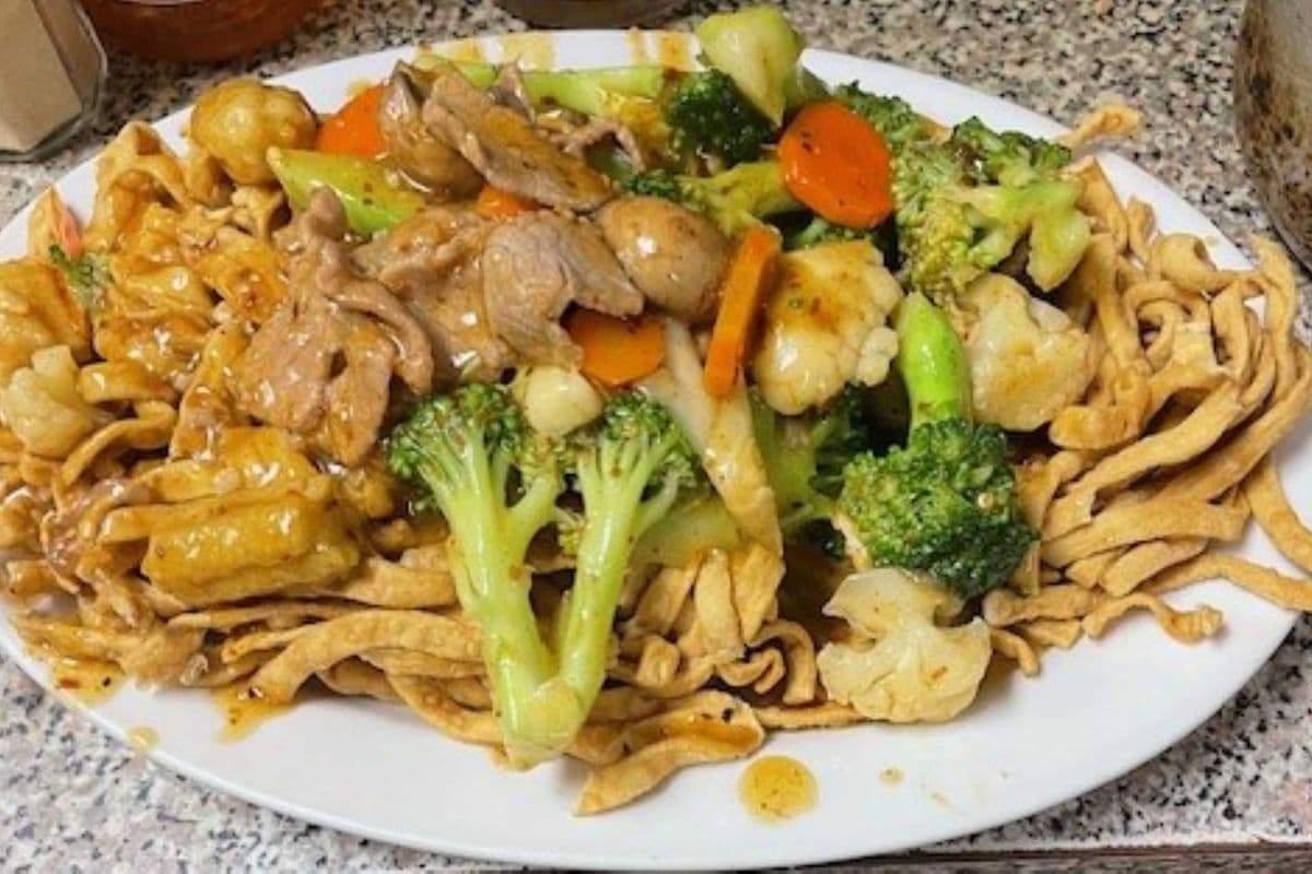 53A. Satay Sliced Beef with Vegetables and Egg Noodle (Soft or Crispy)