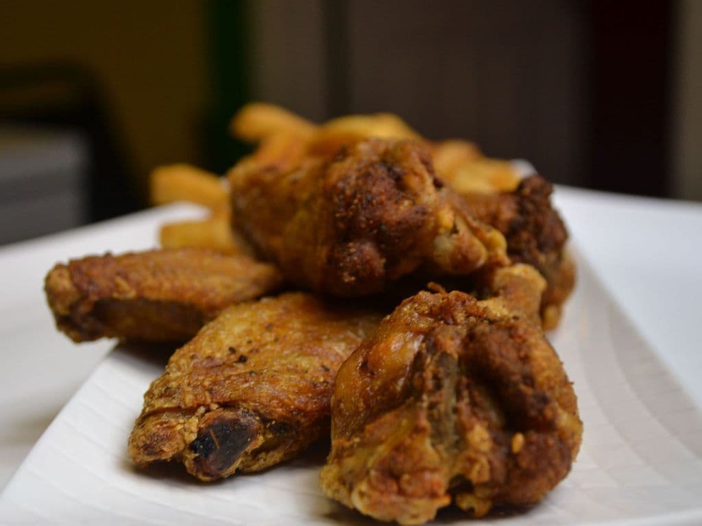 (5) Ailes de poulet géantes et frites / Jumbo Wings and fries