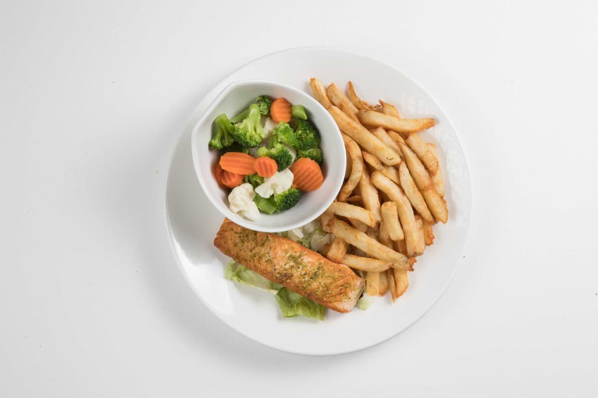 Grilled Atlantic Salmon and Chips (1140 Cal)