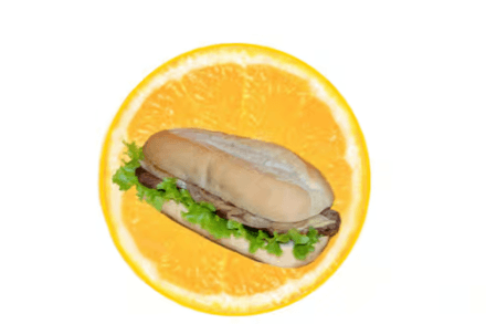Sandwich au Steak avec Fromage, Oignons Grillés et Moutarde / Steak Sandwich with Cheese, Grilled Onions and Mustard