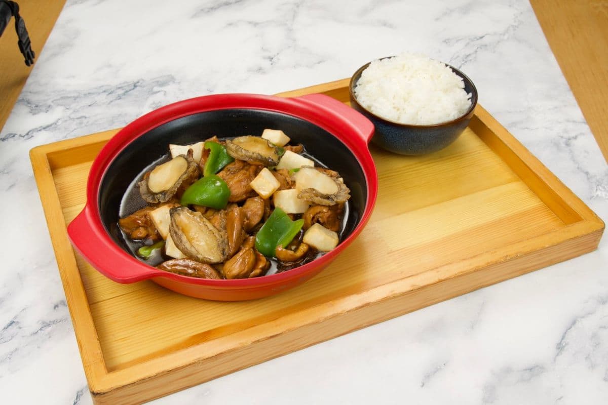 Braised Abalone & Chicken Rice  / 鲍鱼鸡煲饭