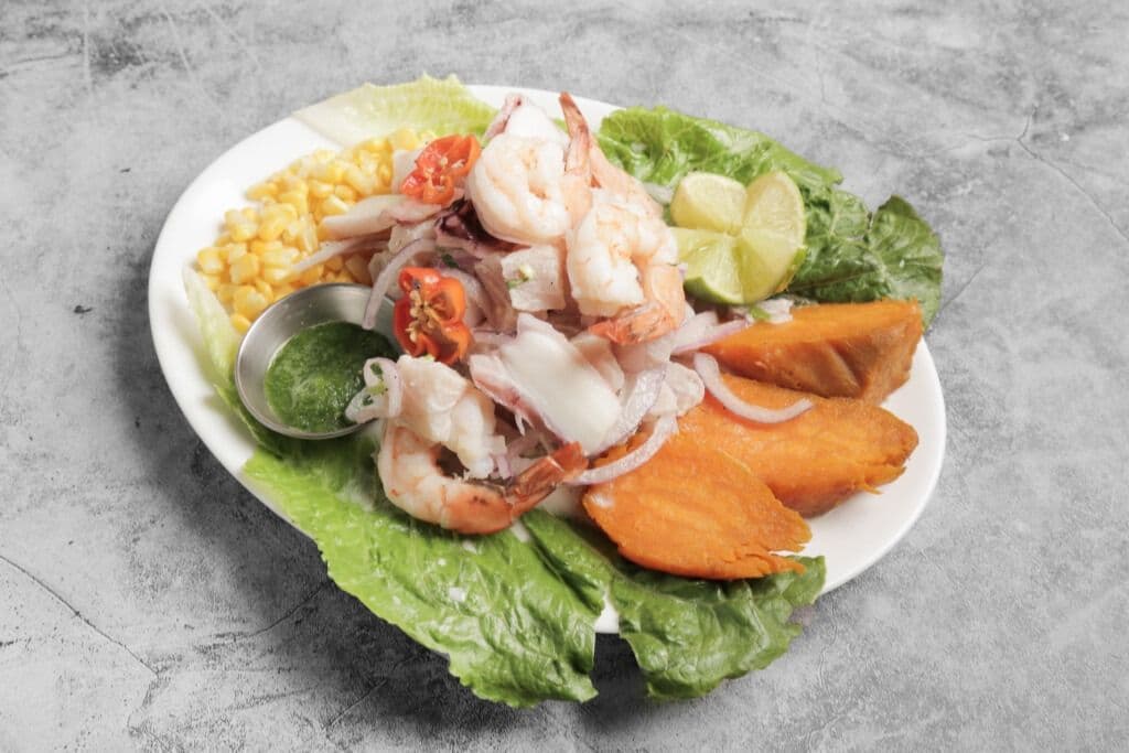 Ceviche de poisson et fruits de mer / Fish and Seafood Ceviche / Cebiche mixto