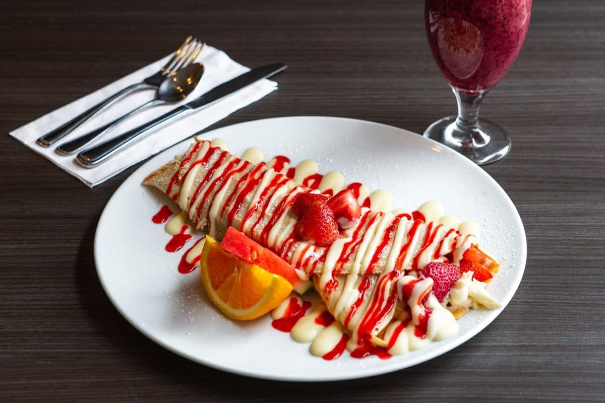 Crêpes aux fruits avec fruits frais et crème anglaise