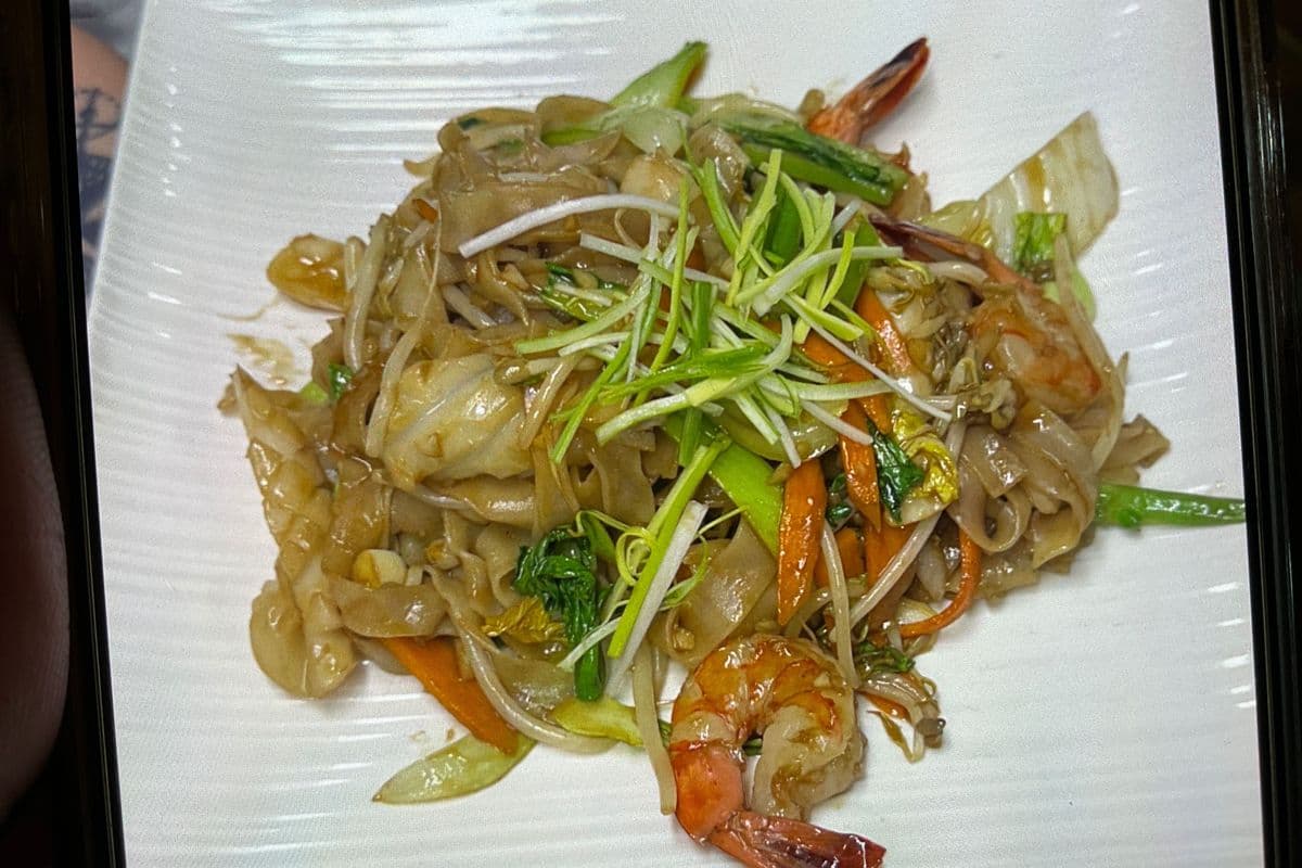 F5. Stir-Fried Rice Noodles with Mixed Seafood