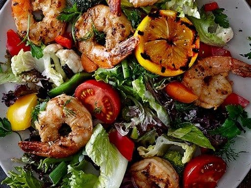 Grilled Shrimp Salad / Salade aux crevettes grillées