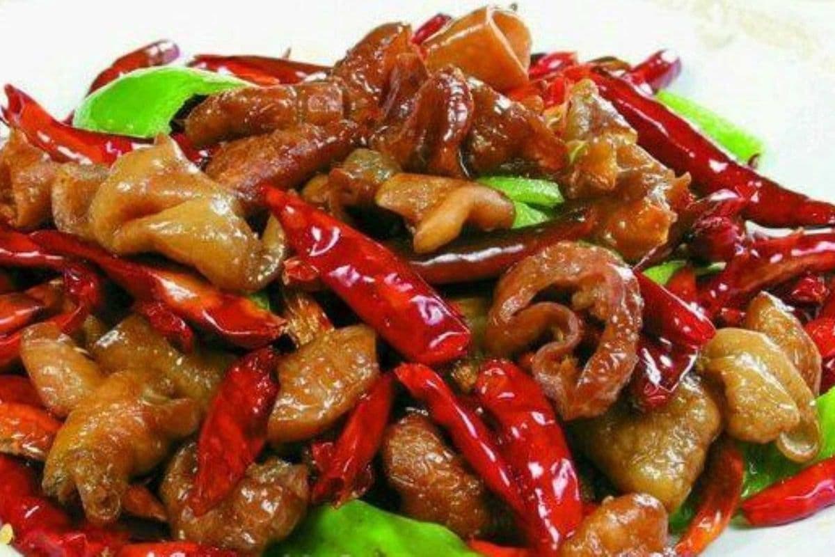 Quick Fried Pork Intestines with Chili (辣子肥肠)