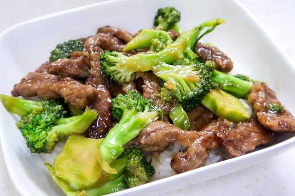 Beef & Broccoli with Fried Rice or Soy Sauce Fried Noodles 西兰花牛肉炒饭/炒面