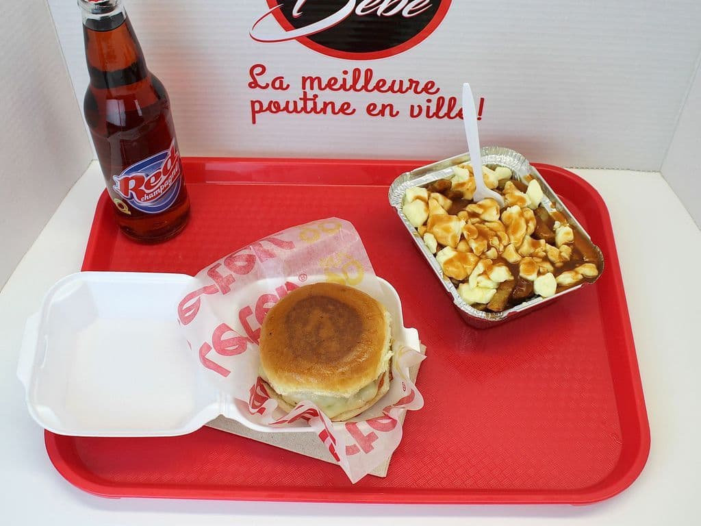TRIO HAMBURGER + POUTINE + LIQ