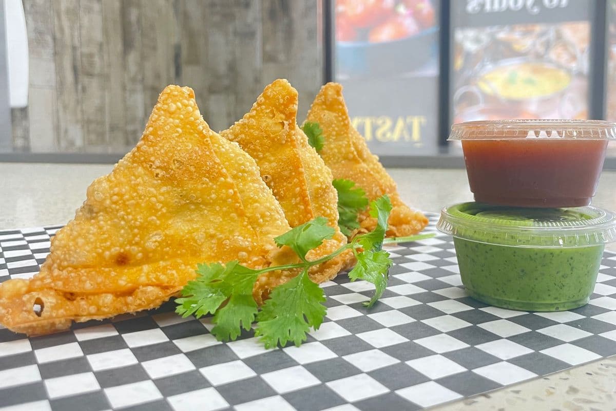 Handmade Samosa (1 pc)