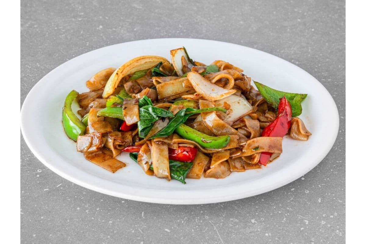 E3. Pad Kee Mao (Thai Drunken Noodles)