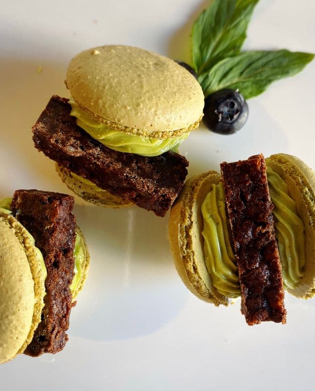 Matcha (feat. brownie) Macaron