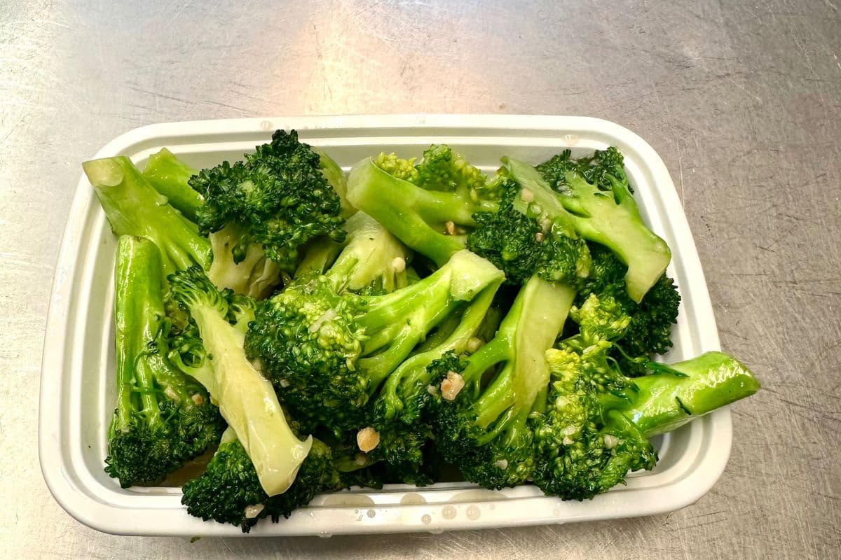 V18. Brocoli Canadien avec Sauce a l’Ail