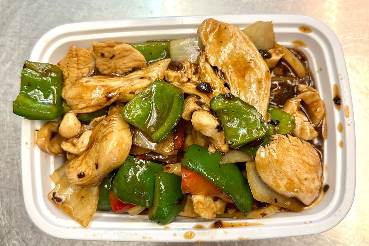 C11. Poulet avec sauce de soja noir / Chicken with Black Bean Sauce