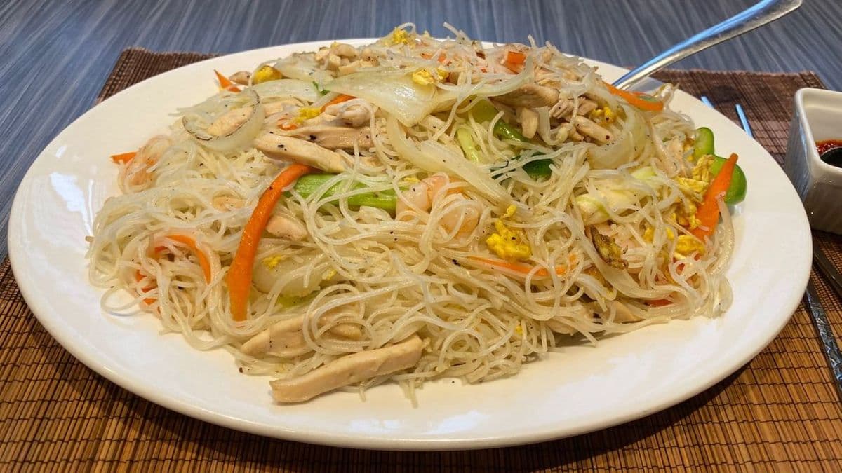 28. Singapore Rice Noodles (Chicken & Shrimp)