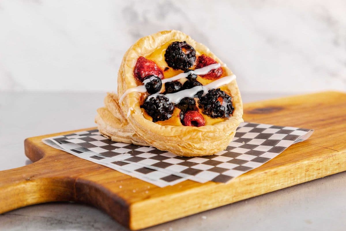 Mixed Berry Cheese Puff (4.5" circle)