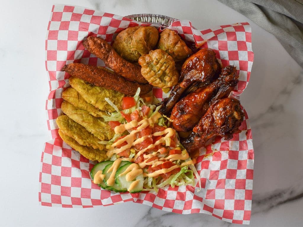 Fritay (Poulet) + Plantain + Accra  + Marinade + Salade + Pikliz