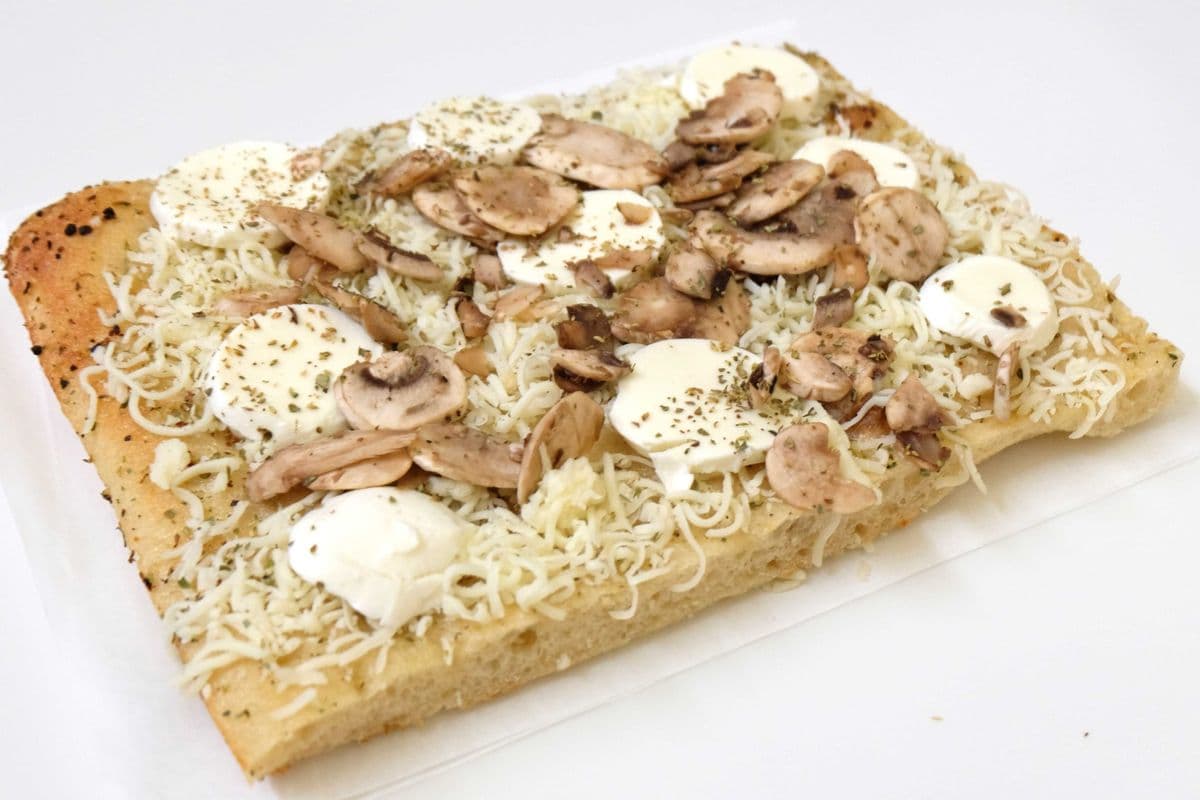 Pizza base à l'ail, champignons, fromages bocconcini et mozzarella
