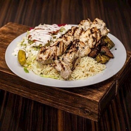 Plat de brochettes de poulet / Chicken Skewer Dish