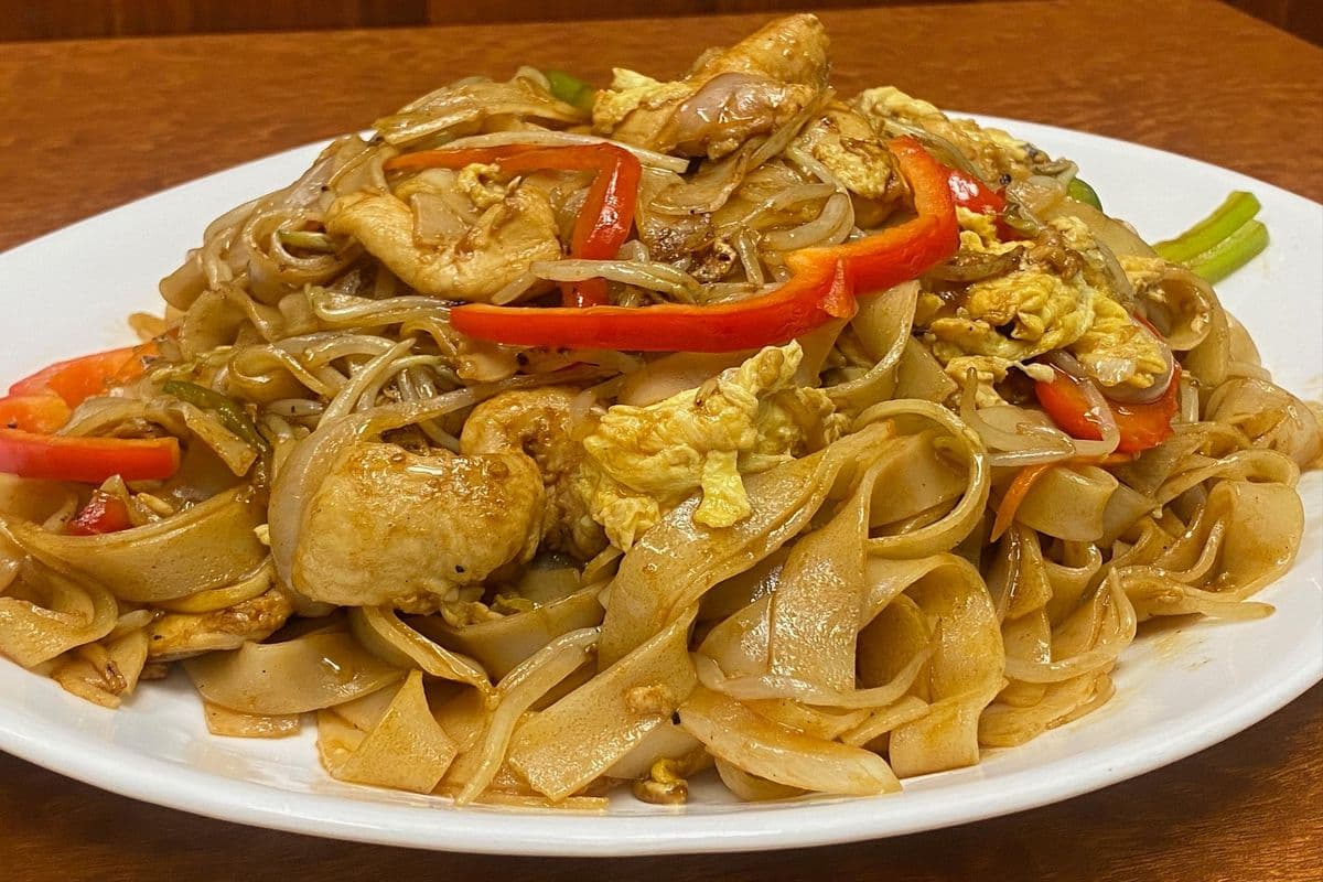 BOGO - Pan-fried Thai-Style Chilli Rice Noodle with Shrimp / 秘製泰式香辣虾炒河粉
