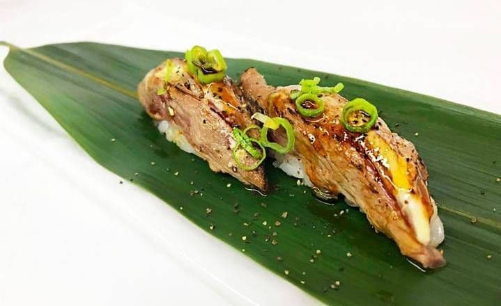 360. Torched red tuna sushi (2pcs)