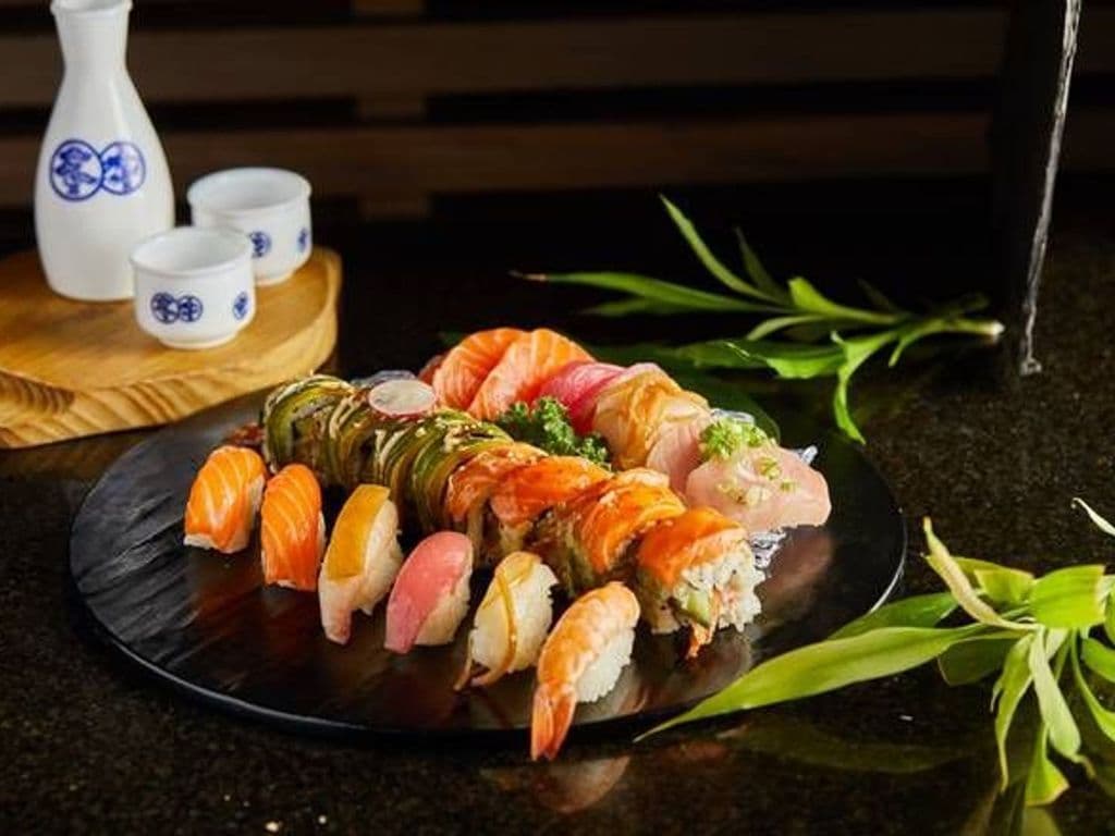 P5. Sushi, Sashimi, and Maki Set