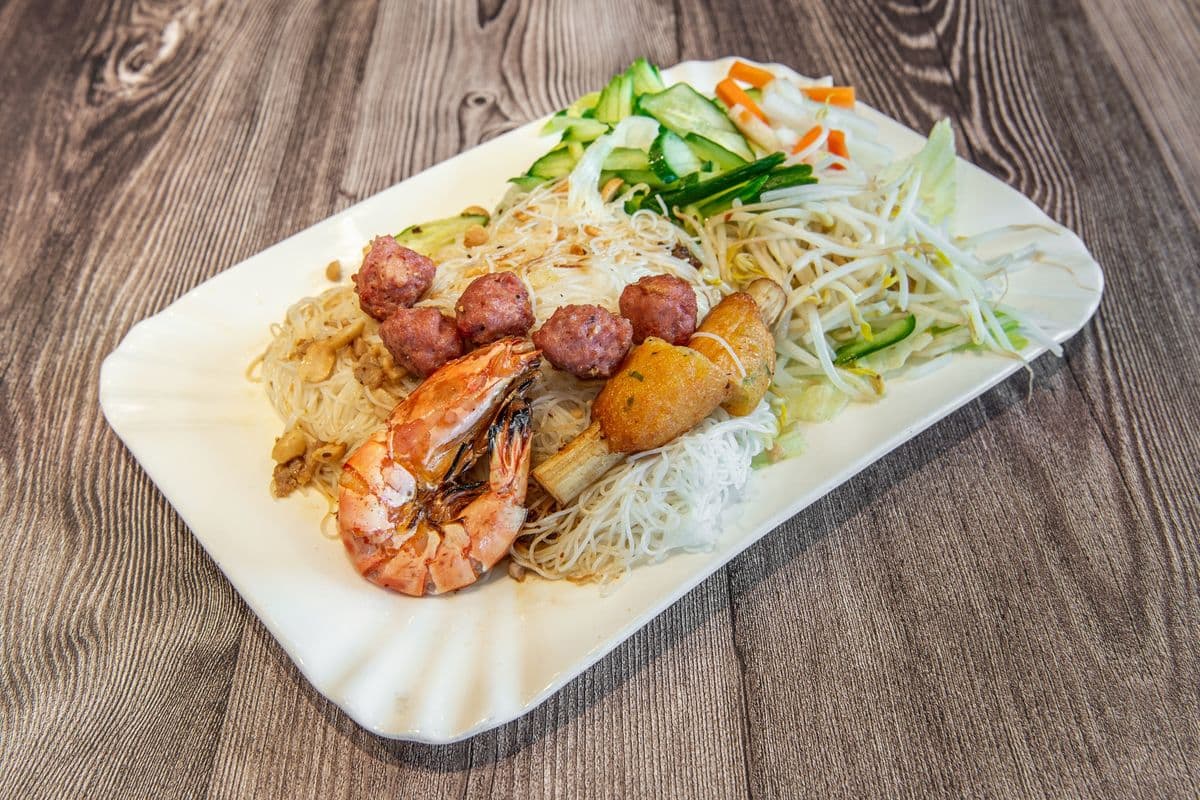313 - Meat Balls, Grilled Shrimp and Minced Shrimp on Sugar Cane Vermicelli（肉丸，大虾，蔗虾檬） - Bun Nem Nuong Tom Nuong Chao Tom