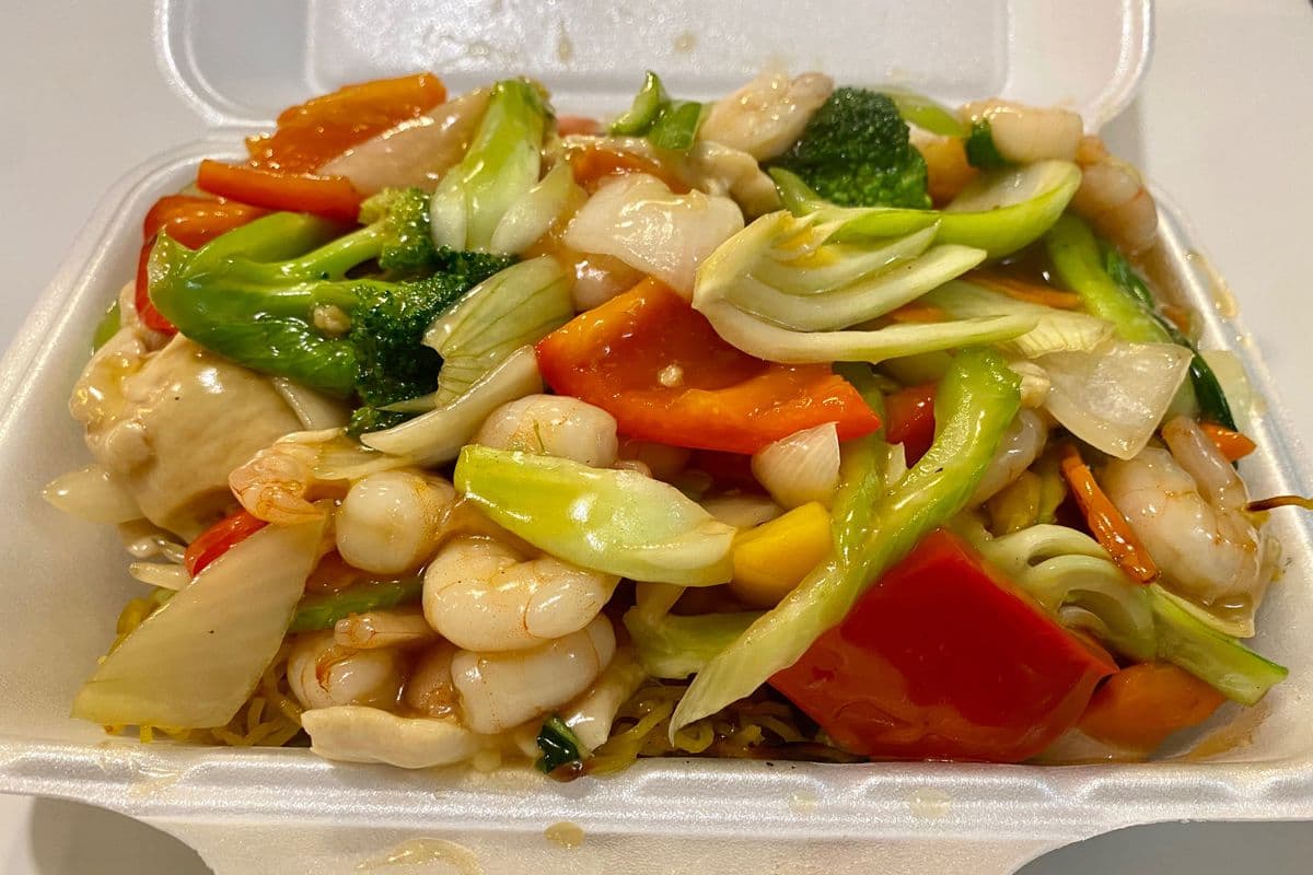 N11 Cantonese Chow Mein (Semi-wok Fried) (Chicken & Shrimp)