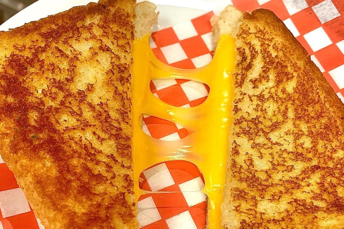 Grilled cheese classique / Classic Grilled Cheese Sandwich
