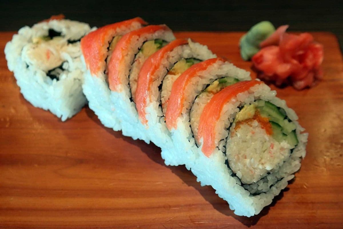 24. Smoked Salmon Roll (6 pcs)