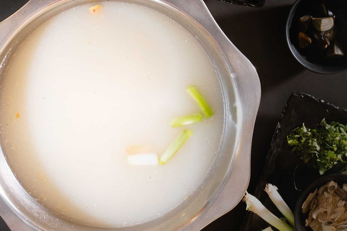 Preserve Egg, coriander, Tofu & Fish fillet / 皮蛋芫茜豆腐魚片鍋