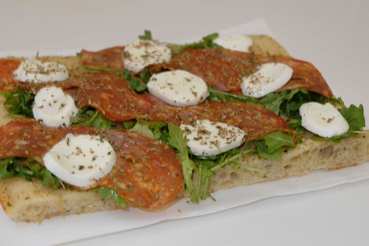 Pizza base à l'ail, salami calabrèse, roquette et fromage bocconcini